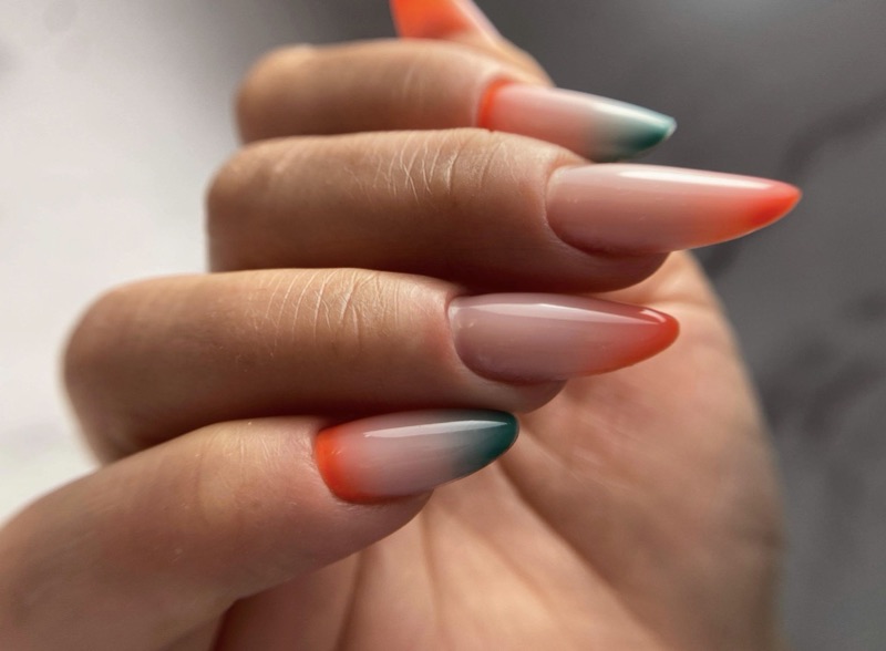 Manichiură cu vârfuri colorate, lucrare din salon