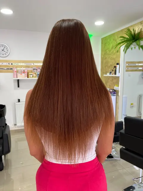 Păr lung, drept și des, aramiu, până la talie, din spate în salon