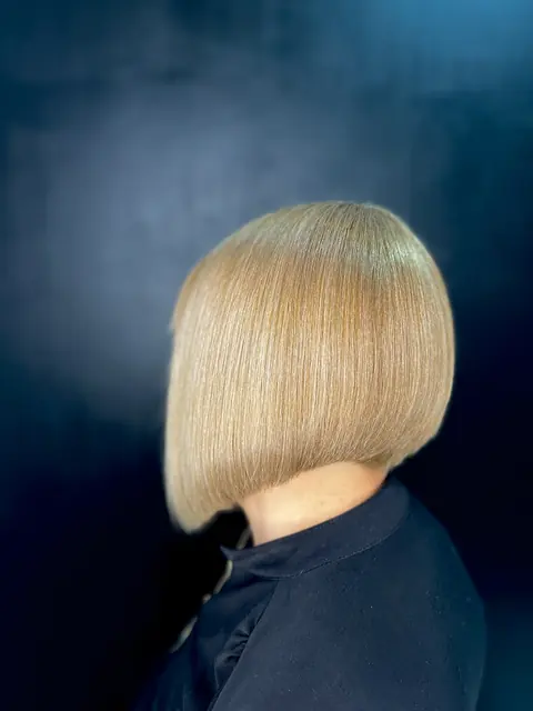 Tunsoare bob blond, dreaptă, din profil, pe fundal închis