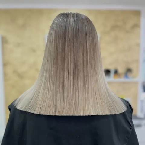 Păr blond cenușiu, tuns drept, până sub umeri, din spate