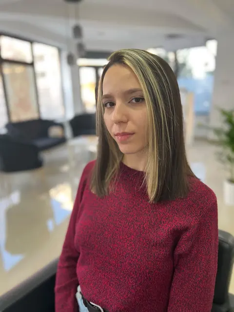 Păr șaten drept, până la umeri, cu două șuvițe blonde în jurul feței