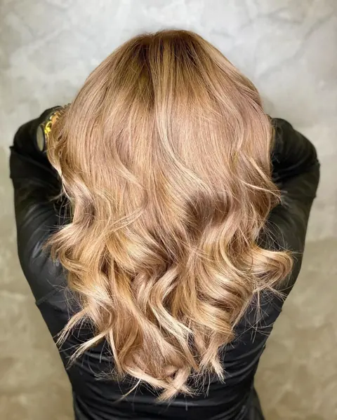 Păr blond miere, coafat în valuri până la jumătatea spatelui